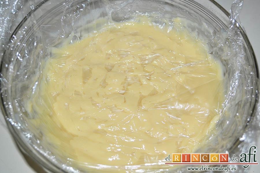 Crema pastelera al microondas, volver a remover con cuchara de madera y cubrir con film