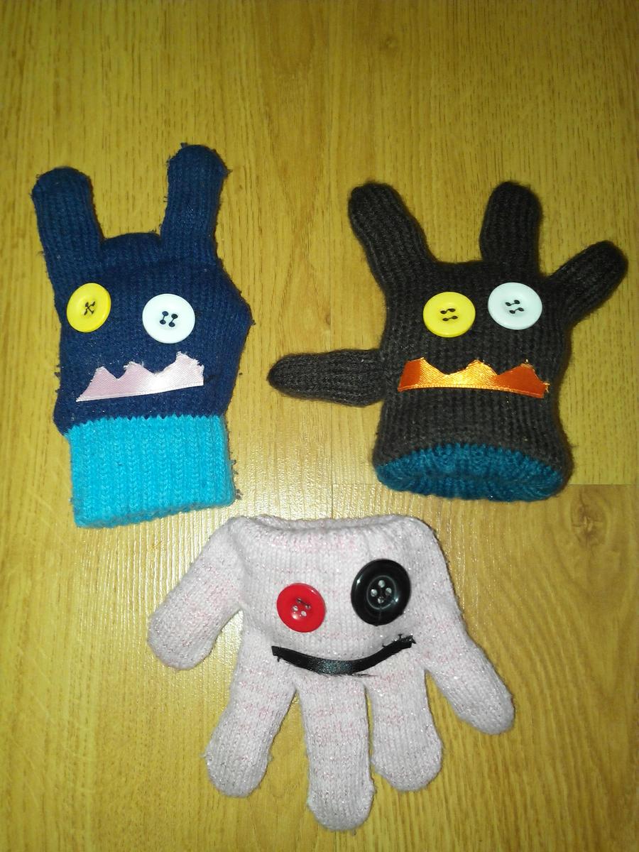 diy crea monstruos con guantes.