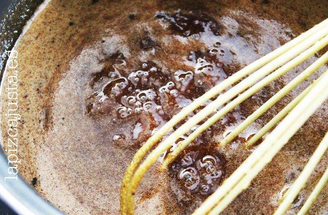 hervir el sirope para las galletas de jengibre