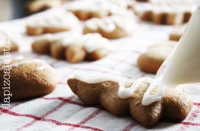 decoración con glaseado de las galletas de jengibre