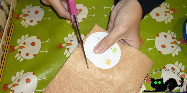 Cortamos las caras de fieltro