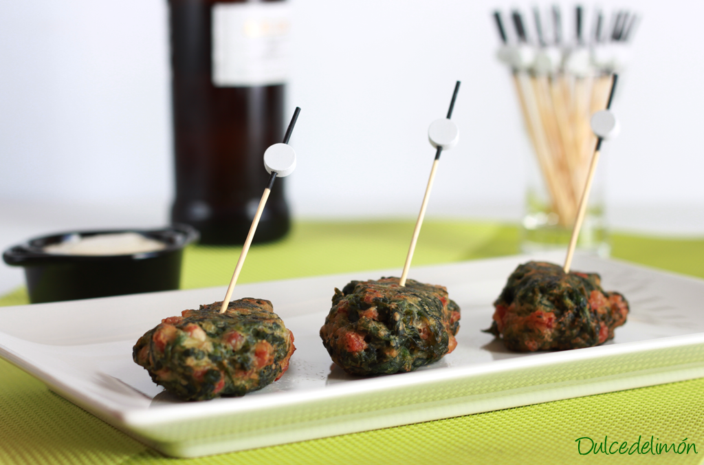 Buñuelos de espinacas y jamón con salsa de parmesano