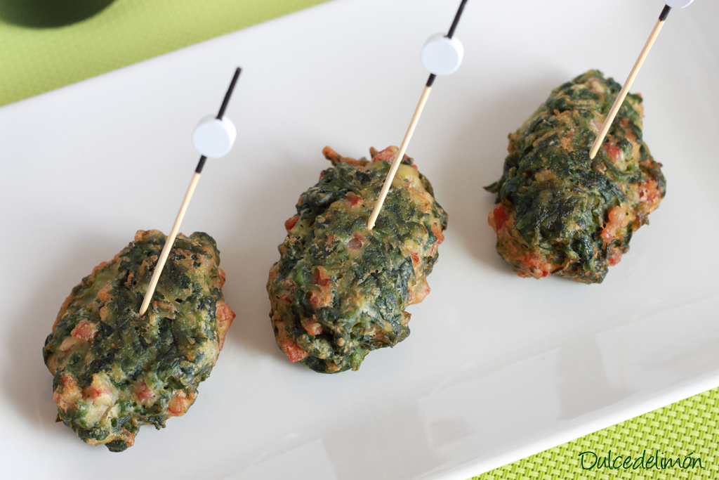 Buñuelos de espinacas y jamón con salsa de parmesano