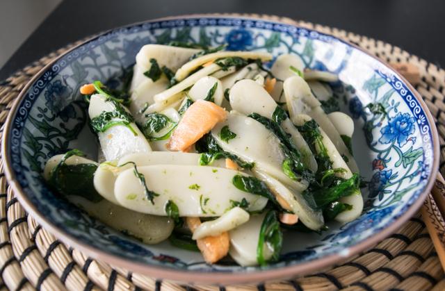 Pasta de arroz con espinacas y salmón-5