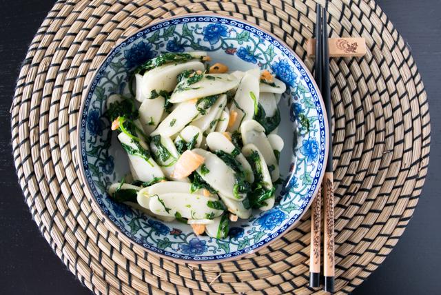 Pasta de arroz con espinacas y salmón