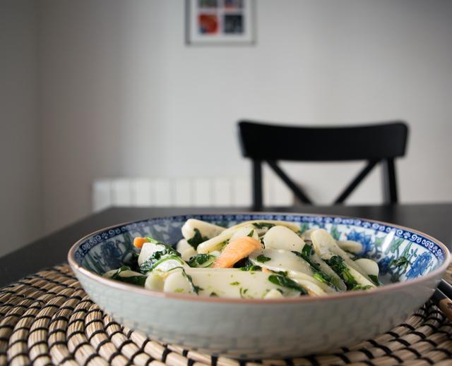 Pasta de arroz con espinacas y salmón