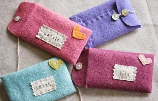 Envolver regalos con fieltro 