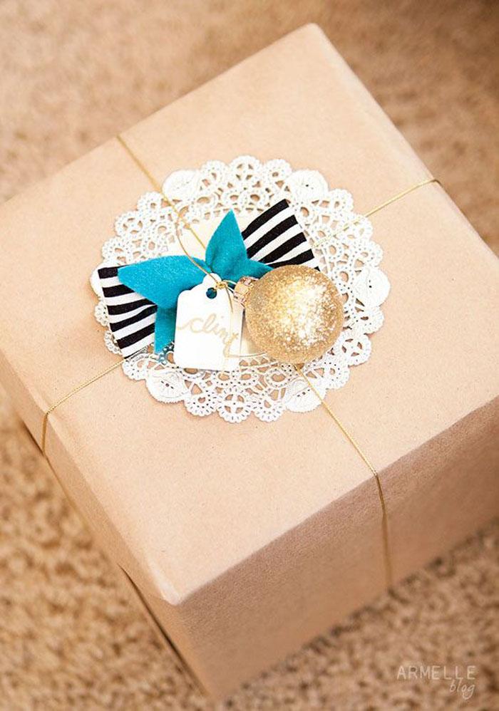 papel kraft con decoración navideña