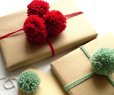 envolver regalos con papel kraft y pompones de lana