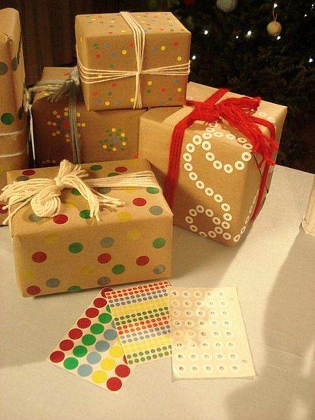 papel kraft con pegatinas lunares