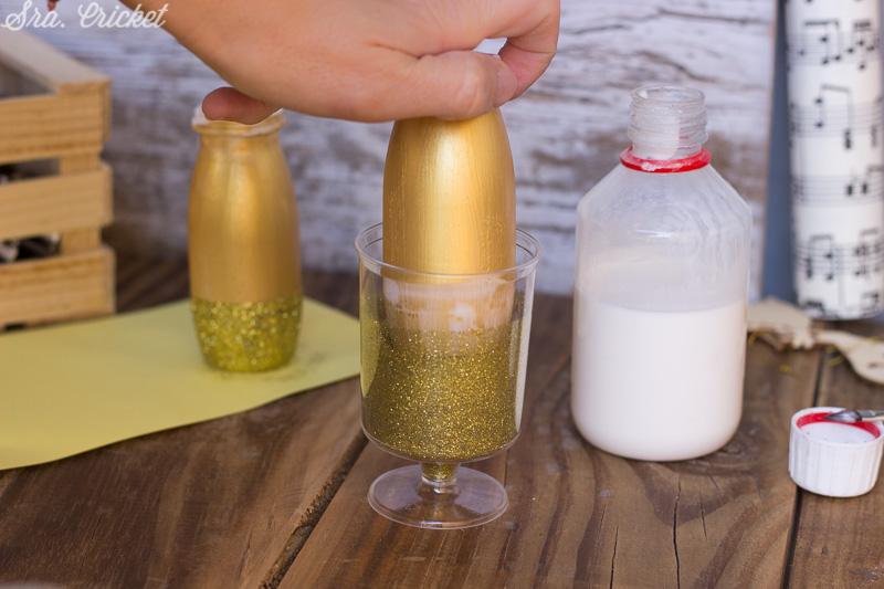 calendario de adviento con botes de actimel con purpurina