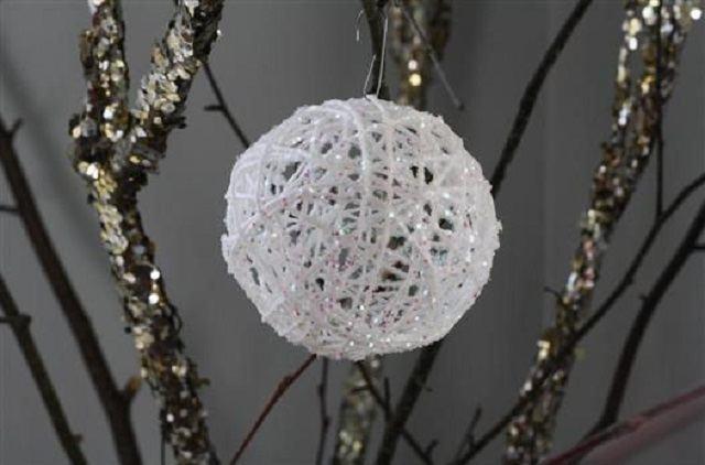 decoracion-navideña-bolas-arbol