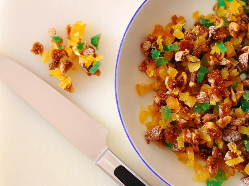 Frutas picadas en la tabla.