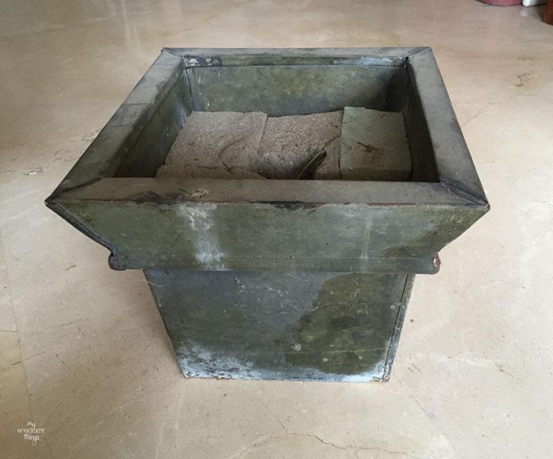 Tuneo de un macetero oxidado usando pintura y servilletas, con la técnica del decoupage y un stencil | Via www.sweethings.net