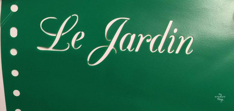 Tuneo de un macetero oxidado usando pintura y servilletas, con la técnica del decoupage y un stencil | Via www.sweethings.net