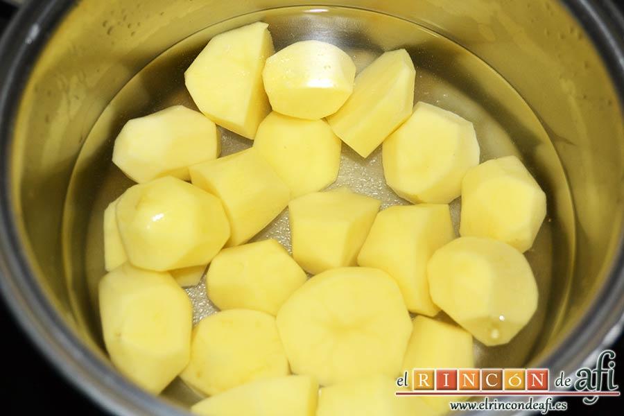 Confit de pato con salsa de naranja, pelar las papas y ponerlas a hervir en un caldero