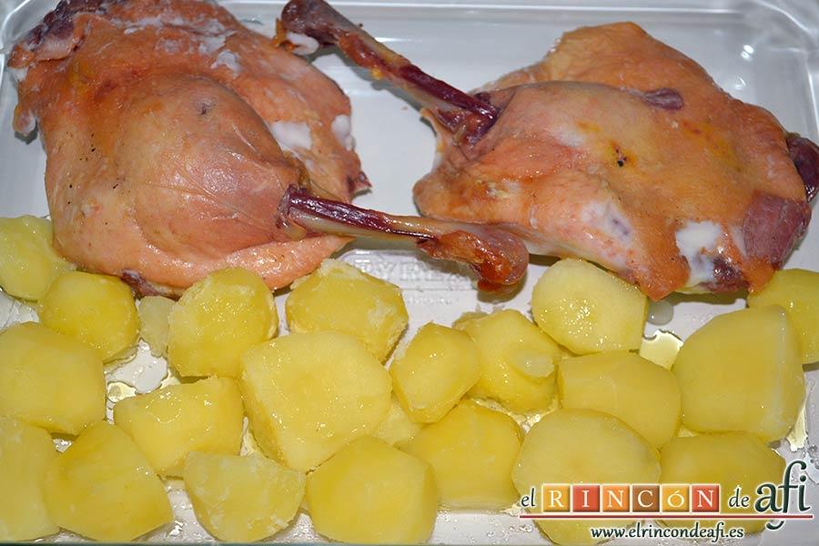 Confit de pato con salsa de naranja, colocar en una bandeja de horno el pato retirando la grasa, así como las papas con un poco de aceite por encima