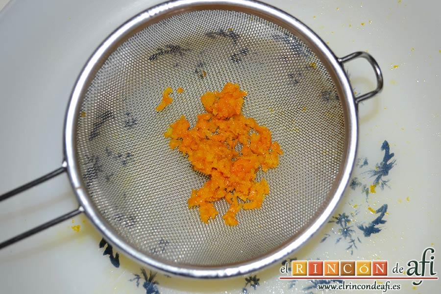 Confit de pato con salsa de naranja, reservar la ralladura en un colador