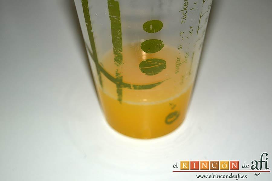 Confit de pato con salsa de naranja, exprimir las naranjas