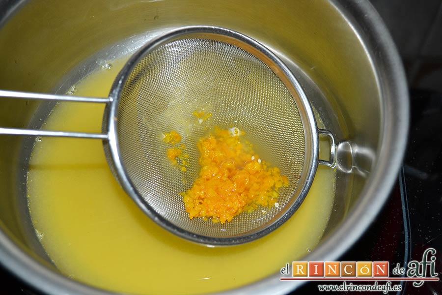 Confit de pato con salsa de naranja, poner el zumo en una cacerola y meter el colador dentro para que coja sabor