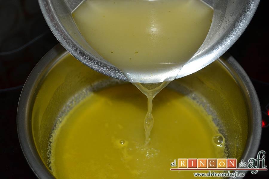 Confit de pato con salsa de naranja, añadir el caldo de pollo