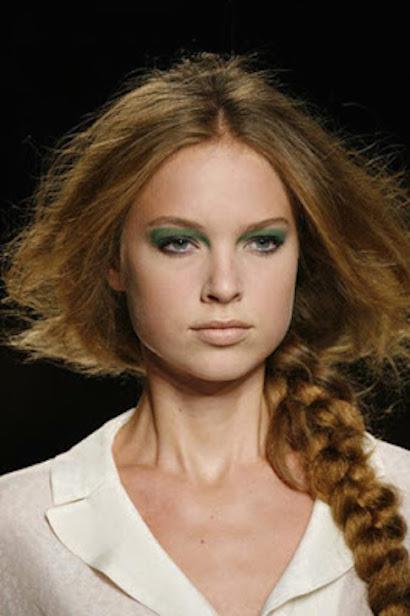 A un lado, peinado suelto