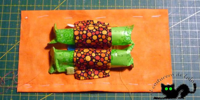 Sujetamos la tira con alfileres