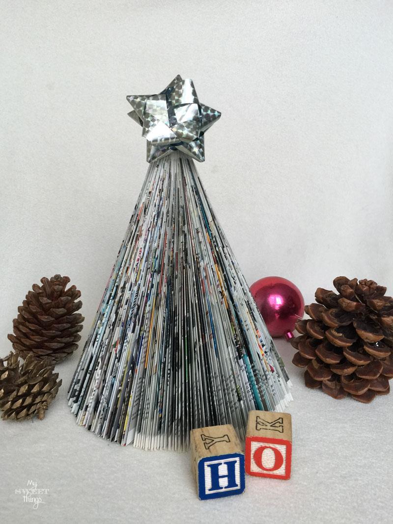 Como hacer un árbol de Navidad con una revista, con sólo tres sencillos pasos | Via www.sweethings.net