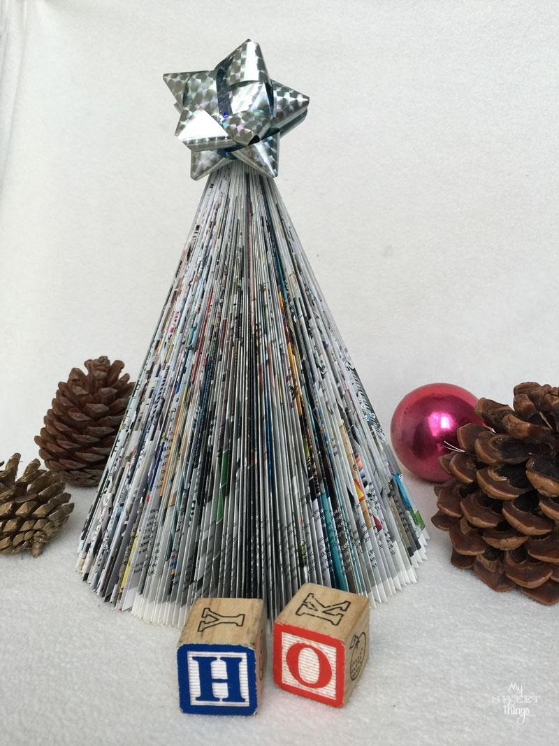 Como hacer un árbol de Navidad con una revista, con sólo tres sencillos pasos | Via www.sweethings.net