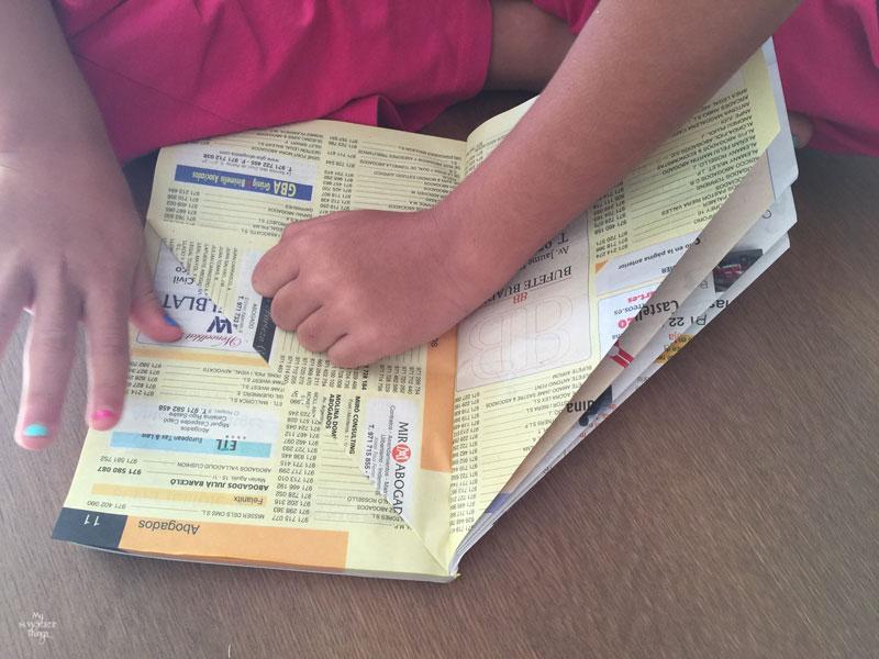 Como hacer un árbol de Navidad con una revista, con sólo tres sencillos pasos | Via www.sweethings.net