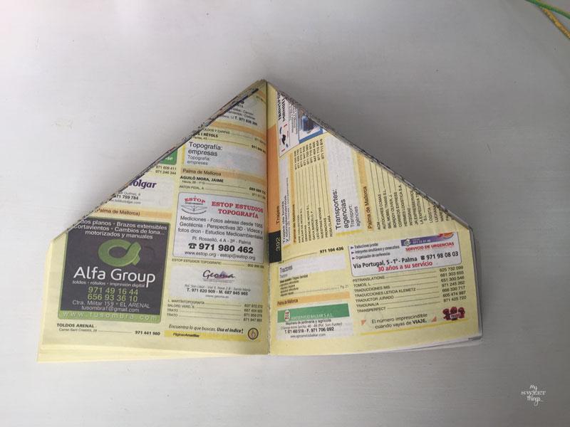 Como hacer un árbol de Navidad con una revista, con sólo tres sencillos pasos | Via www.sweethings.net