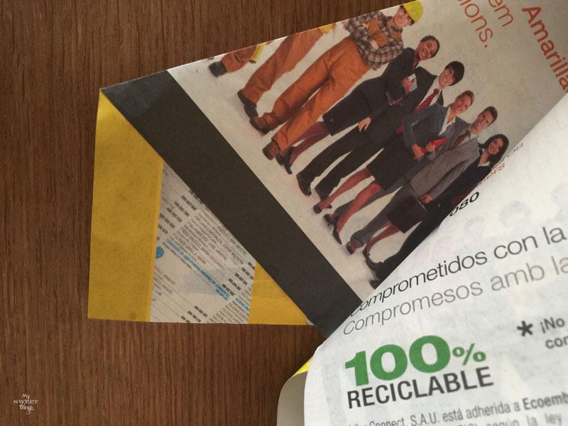 Como hacer un árbol de Navidad con una revista, con sólo tres sencillos pasos | Via www.sweethings.net