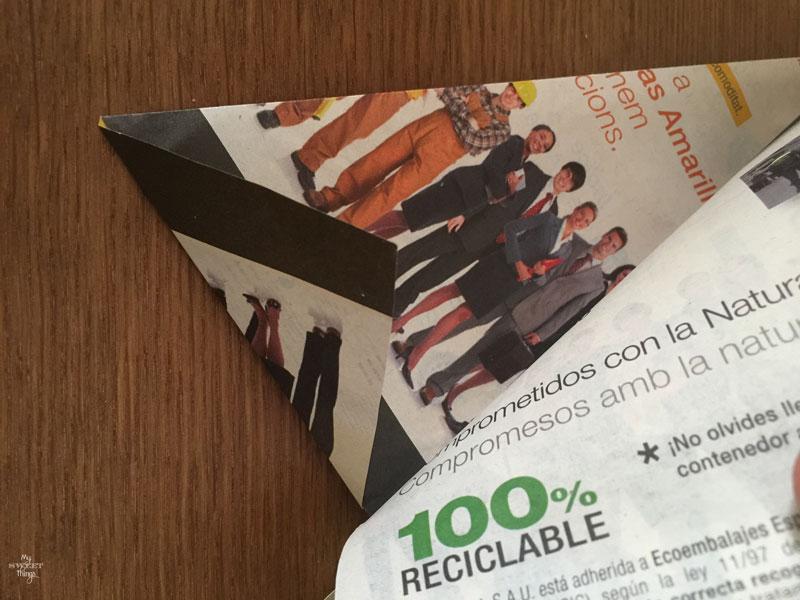 Como hacer un árbol de Navidad con una revista, con sólo tres sencillos pasos | Via www.sweethings.net