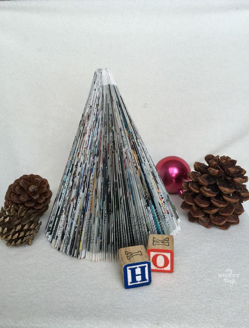 Como hacer un árbol de Navidad con una revista, con sólo tres sencillos pasos | Via www.sweethings.net