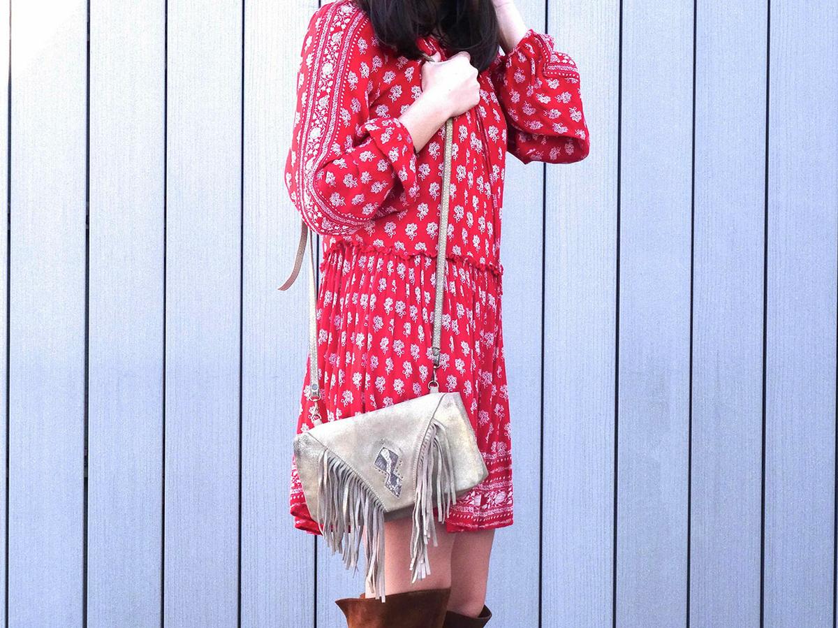 look vestido rojo y botas mosqueteras