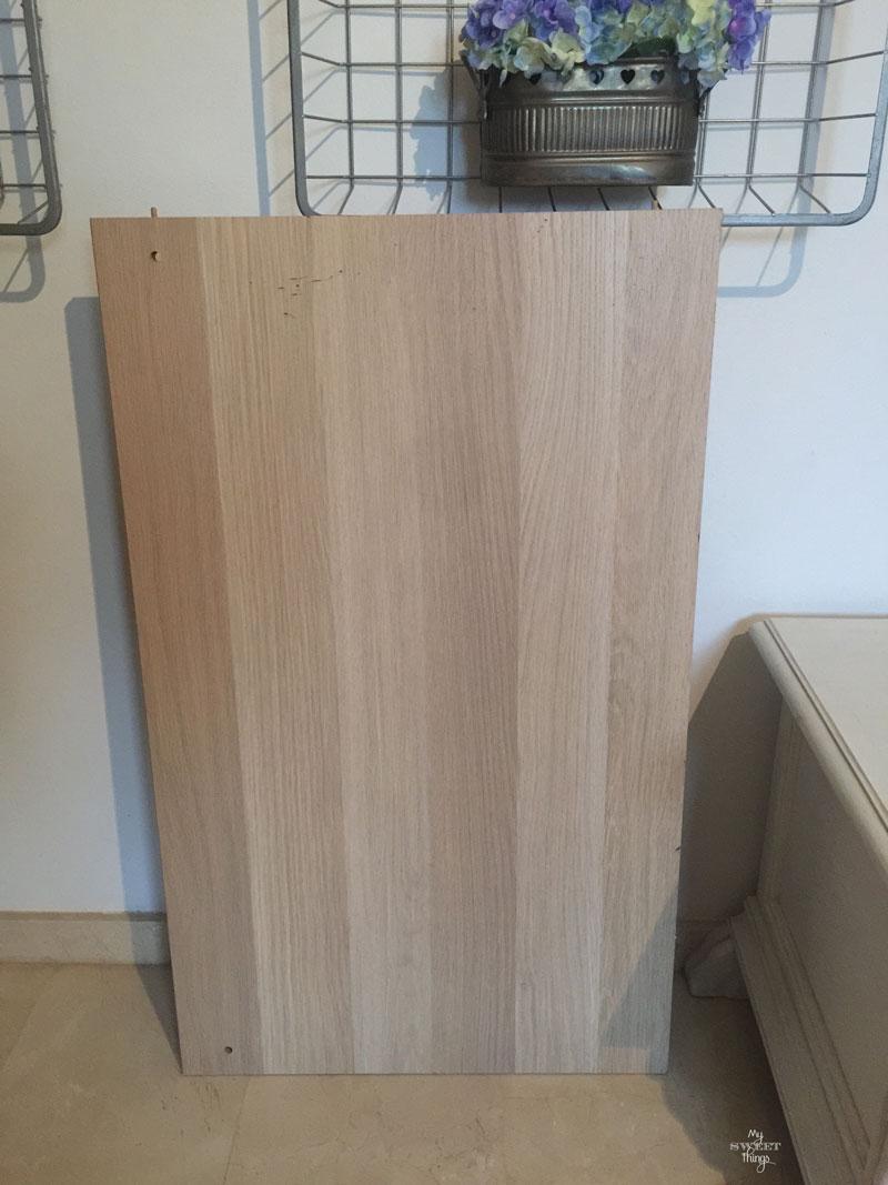 Con un trozo de madera y algunas bolas de Navidad podemos hacer un árbol de Navidad alternativo | DIY | Via www.sweethings.net