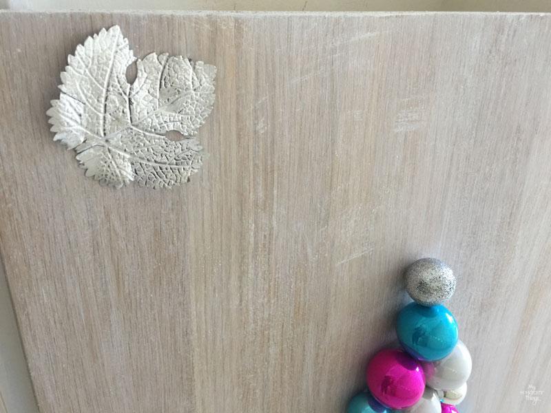 Con un trozo de madera y algunas bolas de Navidad podemos hacer un árbol de Navidad alternativo | DIY | Via www.sweethings.net