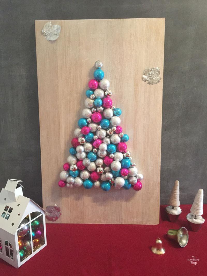Con un trozo de madera y algunas bolas de Navidad podemos hacer un árbol de Navidad alternativo | DIY | Via www.sweethings.net