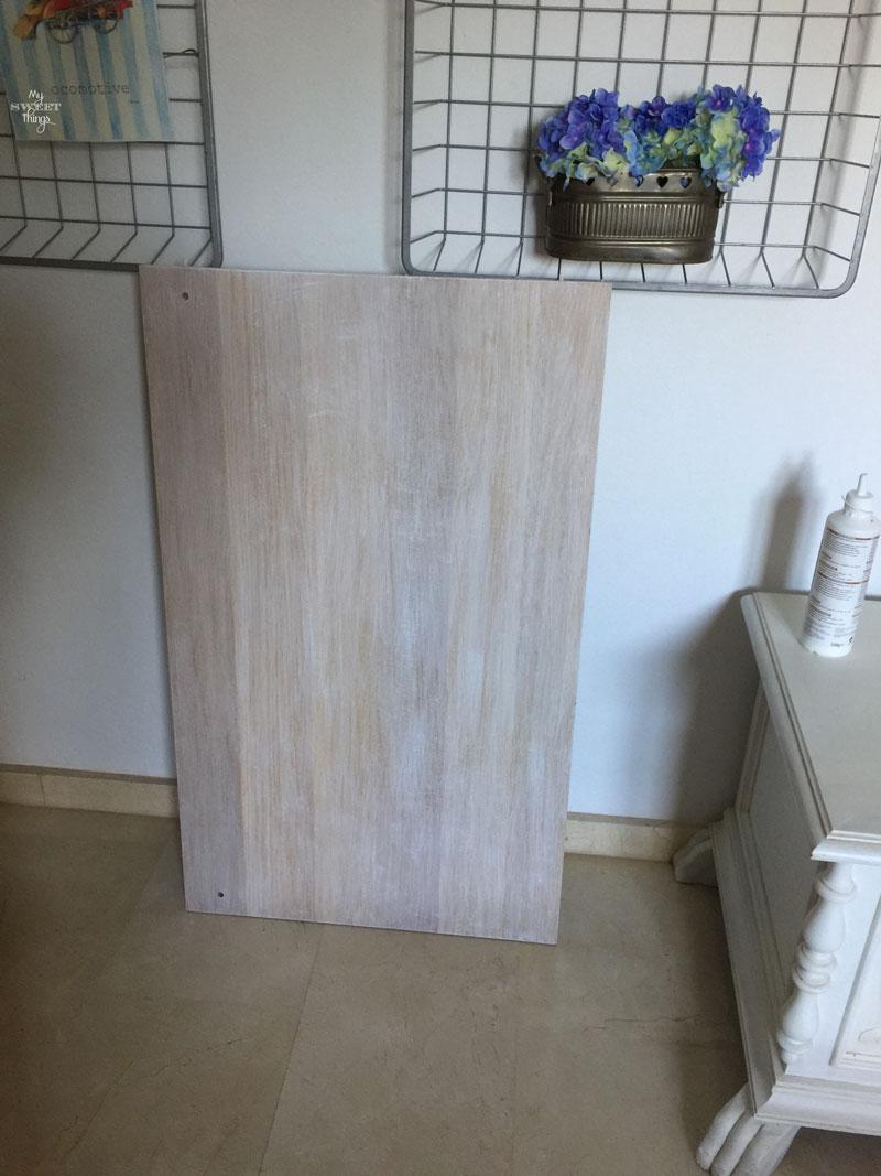 Con un trozo de madera y algunas bolas de Navidad podemos hacer un árbol de Navidad alternativo | DIY | Via www.sweethings.net