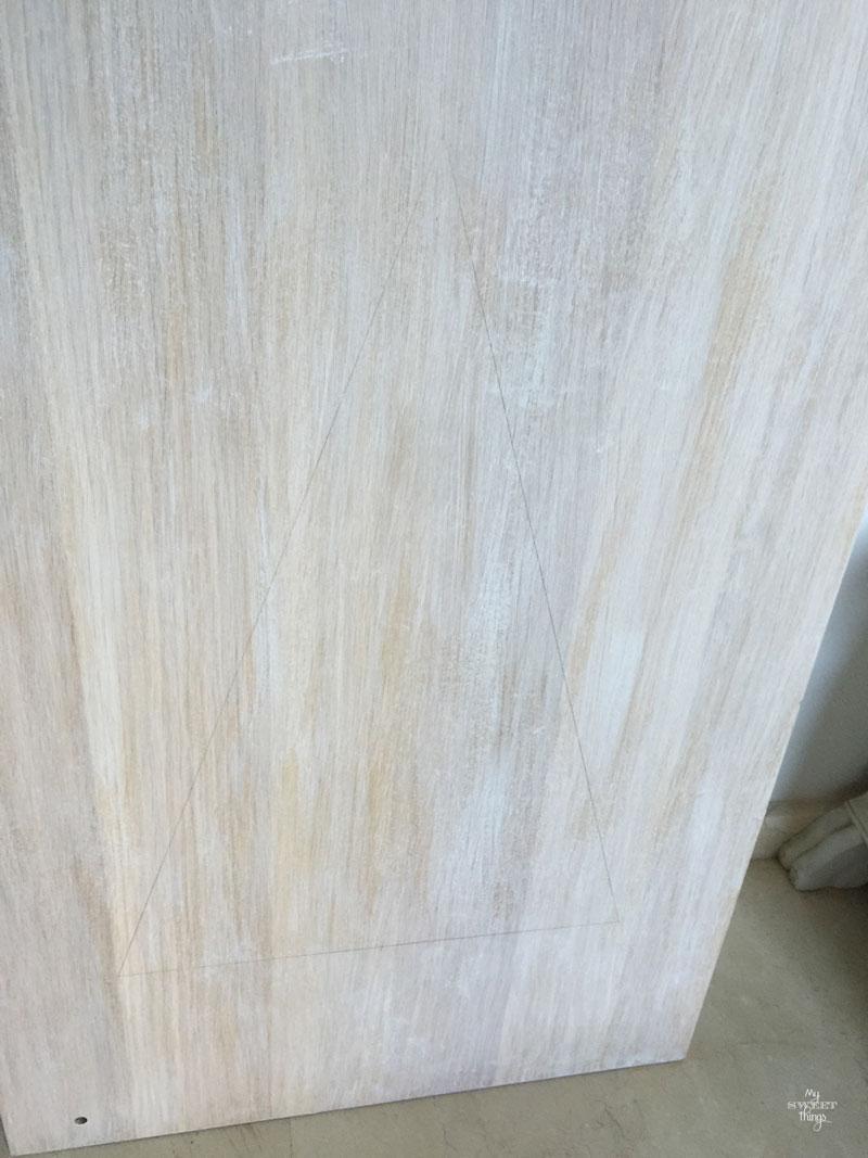 Con un trozo de madera y algunas bolas de Navidad podemos hacer un árbol de Navidad alternativo | DIY | Via www.sweethings.net