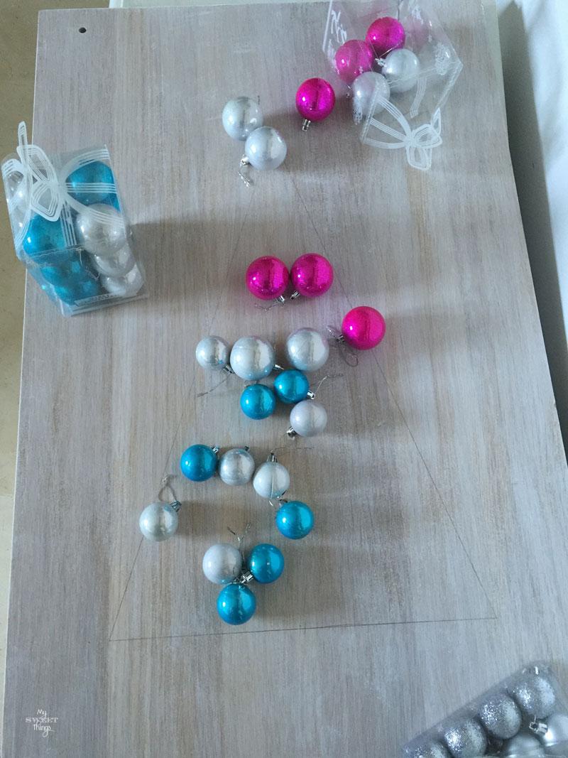 Con un trozo de madera y algunas bolas de Navidad podemos hacer un árbol de Navidad alternativo | DIY | Via www.sweethings.net