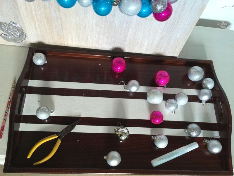 Con un trozo de madera y algunas bolas de Navidad podemos hacer un árbol de Navidad alternativo | DIY | Via www.sweethings.net