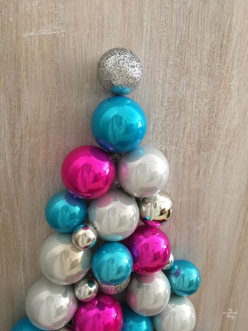 Con un trozo de madera y algunas bolas de Navidad podemos hacer un árbol de Navidad alternativo | DIY | Via www.sweethings.net