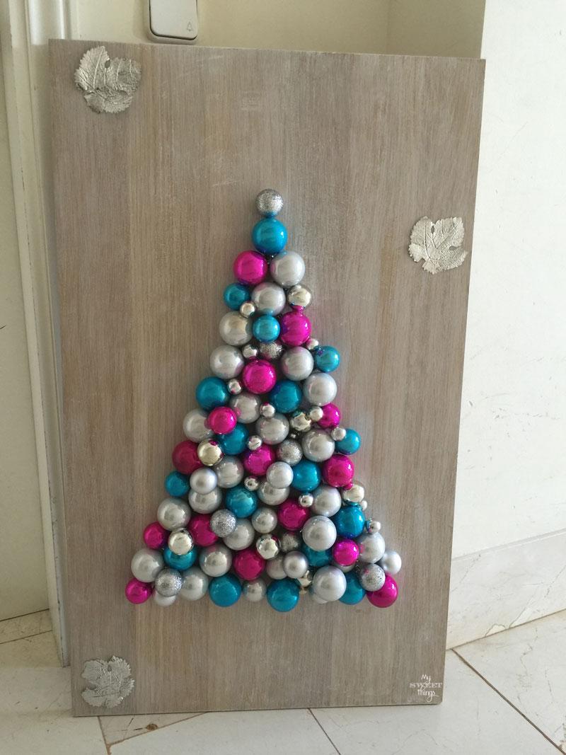 Con un trozo de madera y algunas bolas de Navidad podemos hacer un árbol de Navidad alternativo | DIY | Via www.sweethings.net