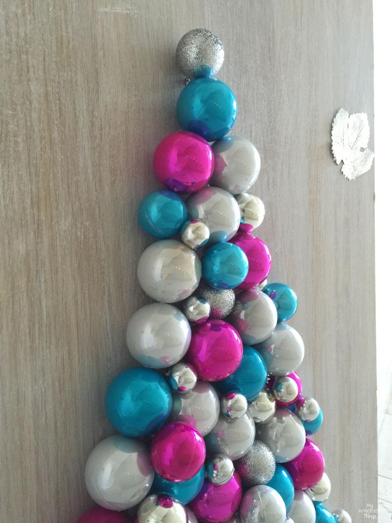 Con un trozo de madera y algunas bolas de Navidad podemos hacer un árbol de Navidad alternativo | DIY | Via www.sweethings.net