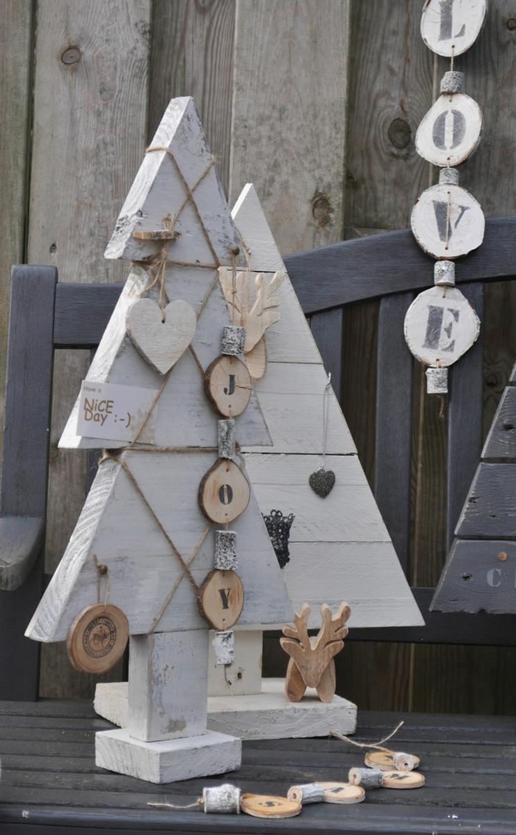 DIY alternative Christmas trees made out of recycled or up cycled objects | Via www.sweethings.net