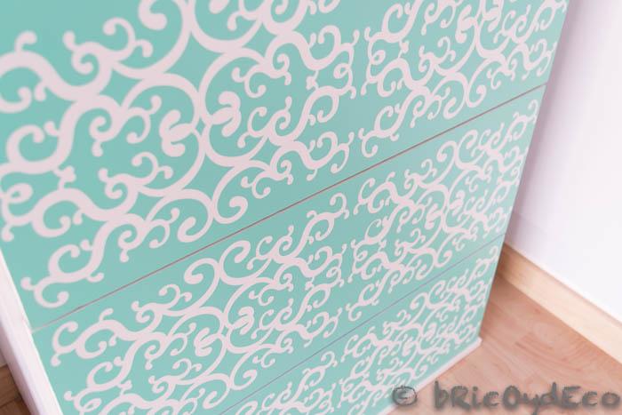 cómoda decorada con vinilo autoadhesivo