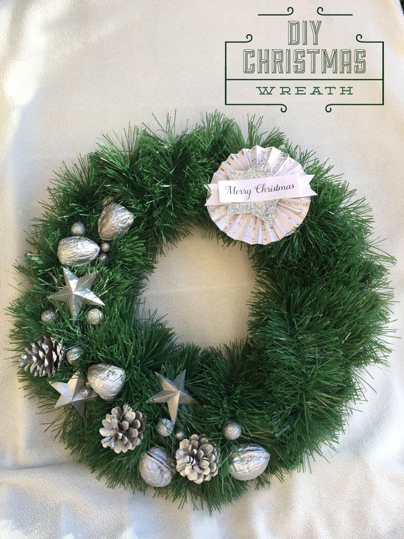 Cómo hacer una corona de Navidad casera fácil y elegante, usando cartón, piñas, nueces y una guirnalda | Via www.sweethings.net 