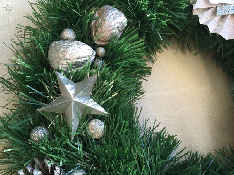 Cómo hacer una corona de Navidad casera fácil y elegante, usando cartón, piñas, nueces y una guirnalda | Via www.sweethings.net 