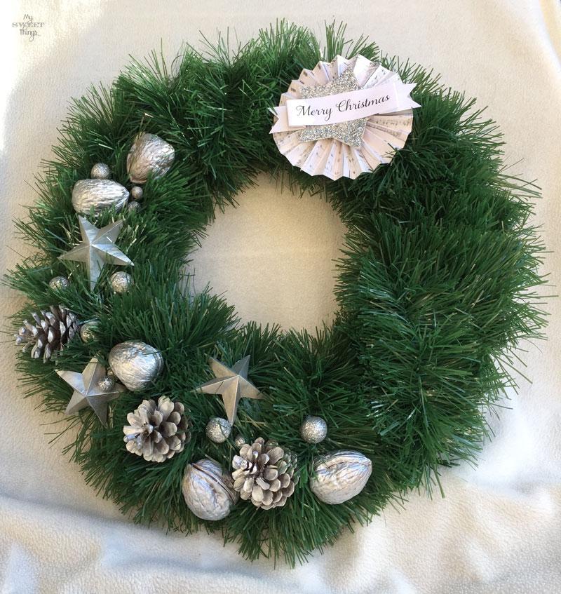 Cómo hacer una corona de Navidad casera fácil y elegante, usando cartón, piñas, nueces y una guirnalda | Via www.sweethings.net 